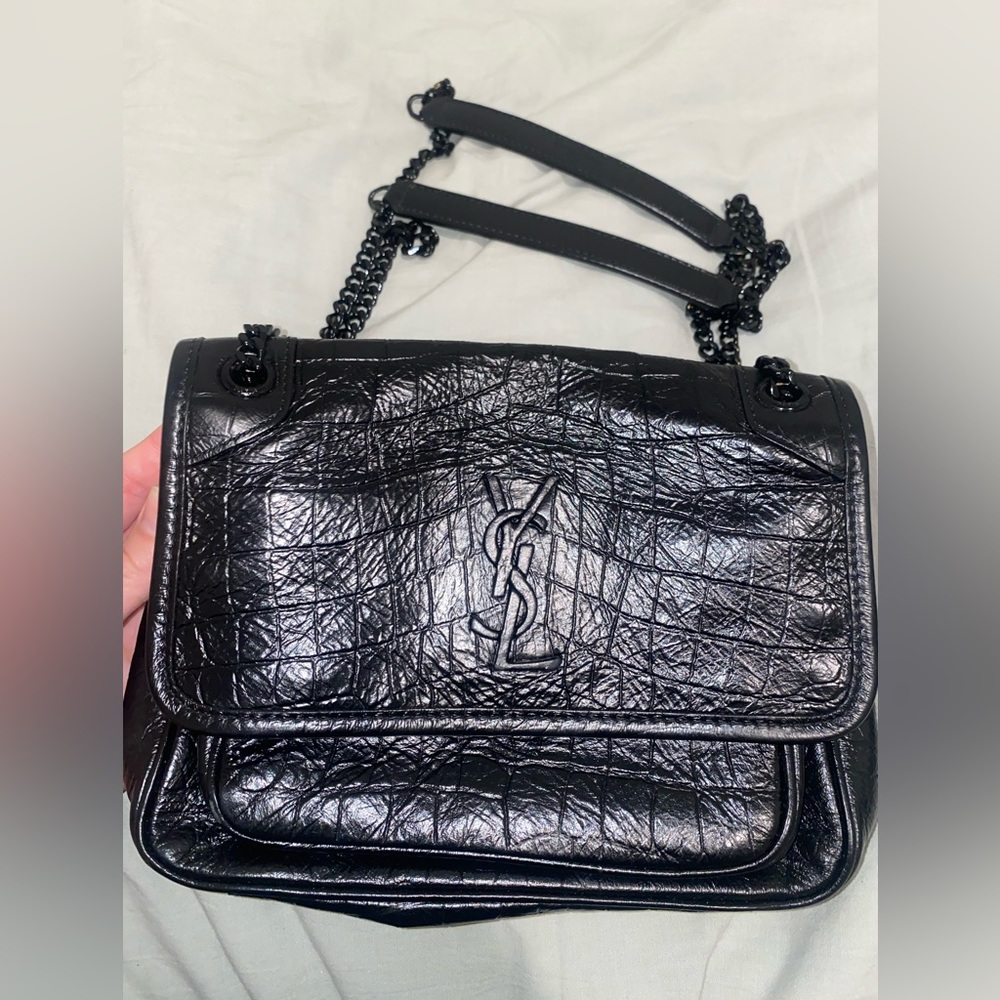 SAINT LAURENT NIKI EMBOSSED SHOULDER BAG.